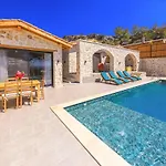 Spacious 2br Stone With Pool & Bbq *