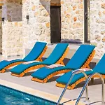 Spacious 2br Stone With Pool & Bbq