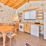 Semesterbostad Spacious 2br Stone With Pool & Bbq
