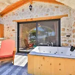 Spacious 2br Stone With Pool & Bbq *