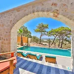 Semesterbostad Spacious 2br Stone With Pool & Bbq