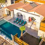 Spacious 2br Stone With Pool & Bbq Semesterbostad Kalkan