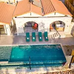 Spacious 2br Stone With Pool & Bbq