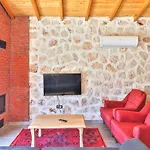 Spacious 2br Stone With Pool & Bbq *