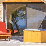 Spacious 2br Stone With Pool & Bbq