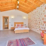Spacious 2br Stone With Pool & Bbq