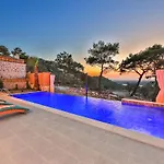 Spacious 2br Stone With Pool & Bbq Semesterbostad Kalkan