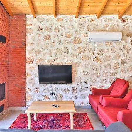 Spacious 2br Stone With Pool & Bbq *