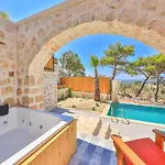 Spacious 2br Stone With Pool & Bbq Feriehus