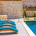 Spacious 2br Stone With Pool & Bbq Feriehus *