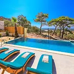 Spacious 2br Stone With Pool & Bbq