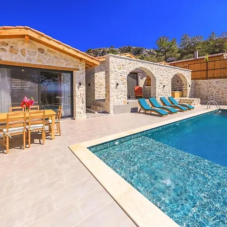 Spacious 2br Stone With Pool & Bbq *