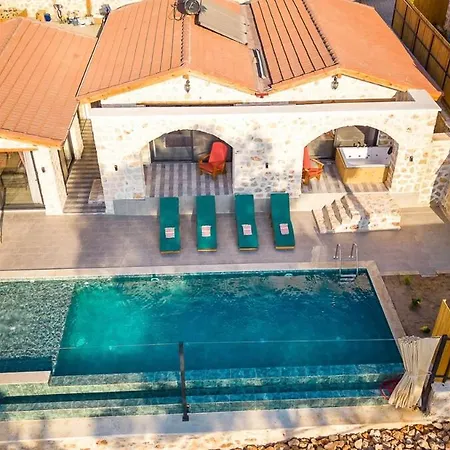 Spacious 2br Stone With Pool & Bbq