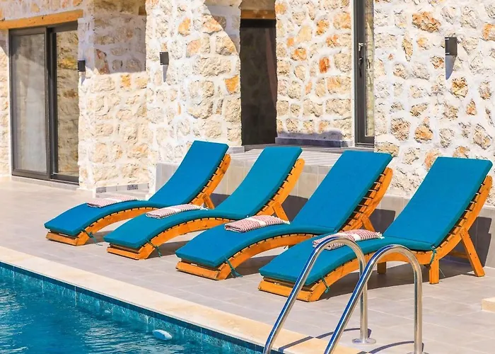 Spacious 2br Stone With Pool & Bbq