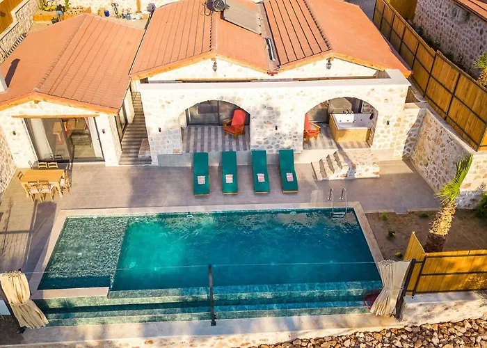 Spacious 2br Stone With Pool & Bbq