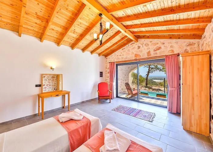 Hébergement de vacances Spacious 2br Stone With Pool & Bbq