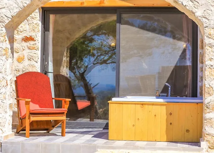 Spacious 2br Stone With Pool & Bbq