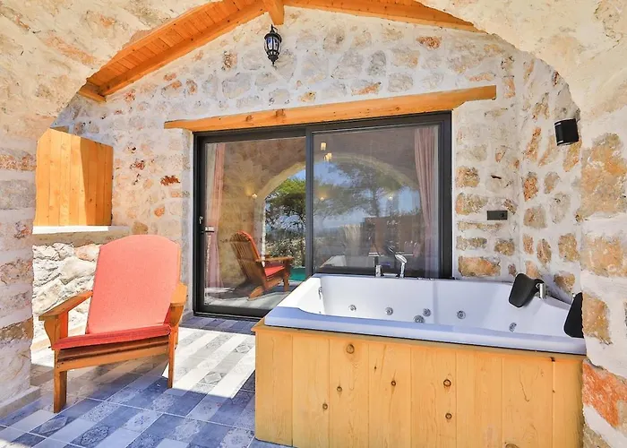 Spacious 2br Stone With Pool & Bbq *